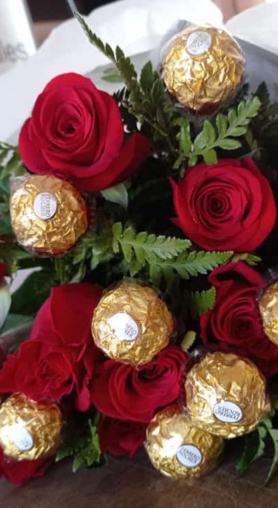 12 rosas y chocolates en ramo
